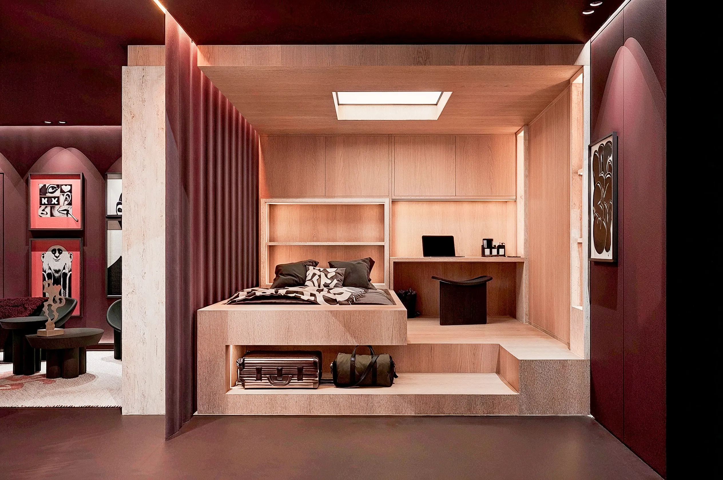 Lit surélevé avec rangements ouverts et rideau de séparation — studio 40 m², Paris