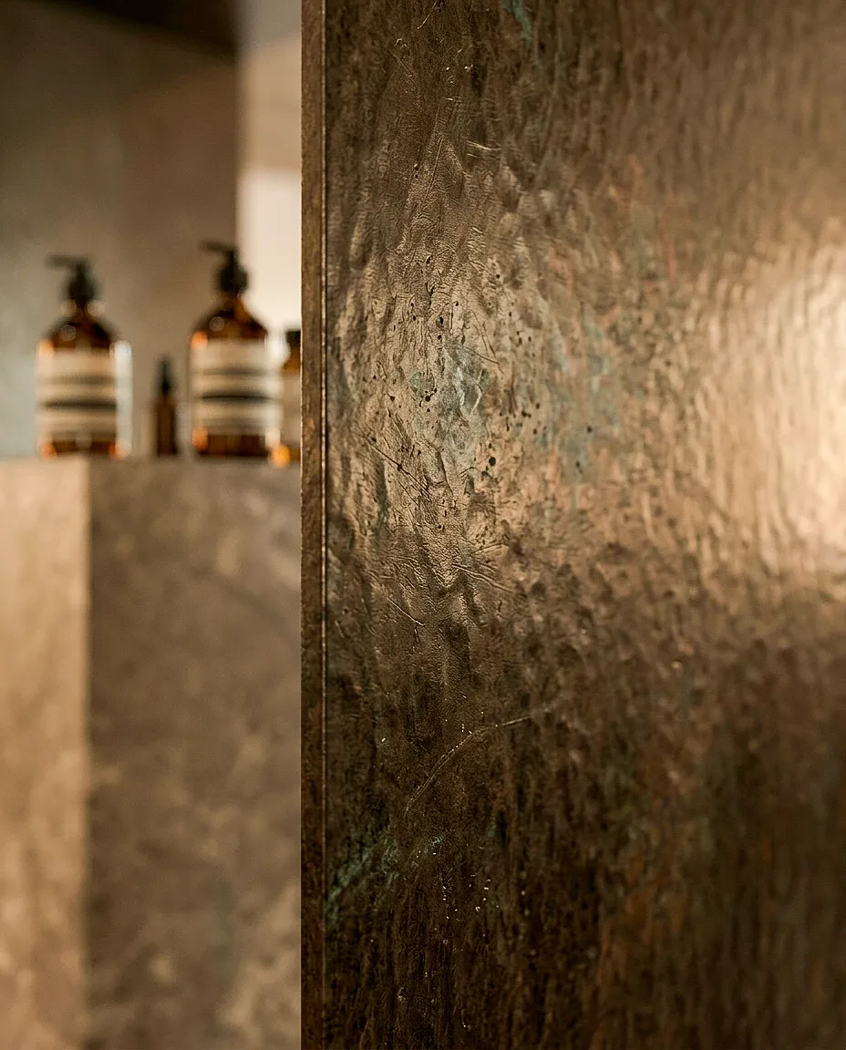 Surface texturée à côté d’une étagère de produits — étude Aesop non réalisée, Nice