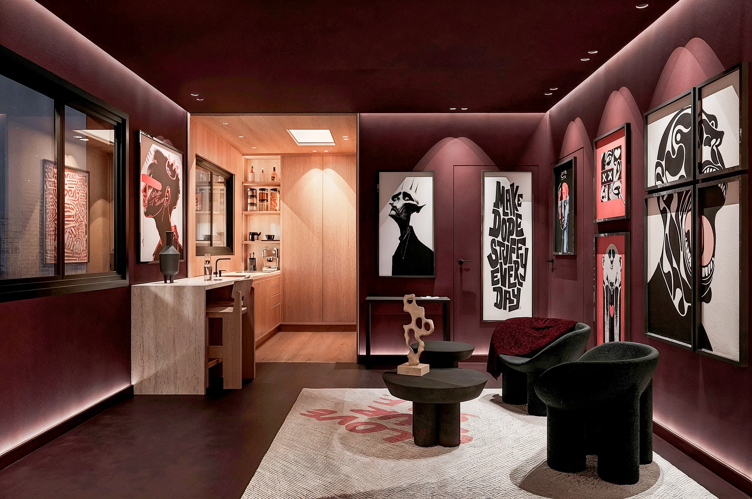 Vue du séjour bordeaux vers la cuisine et les rangements — studio 40 m², Paris
