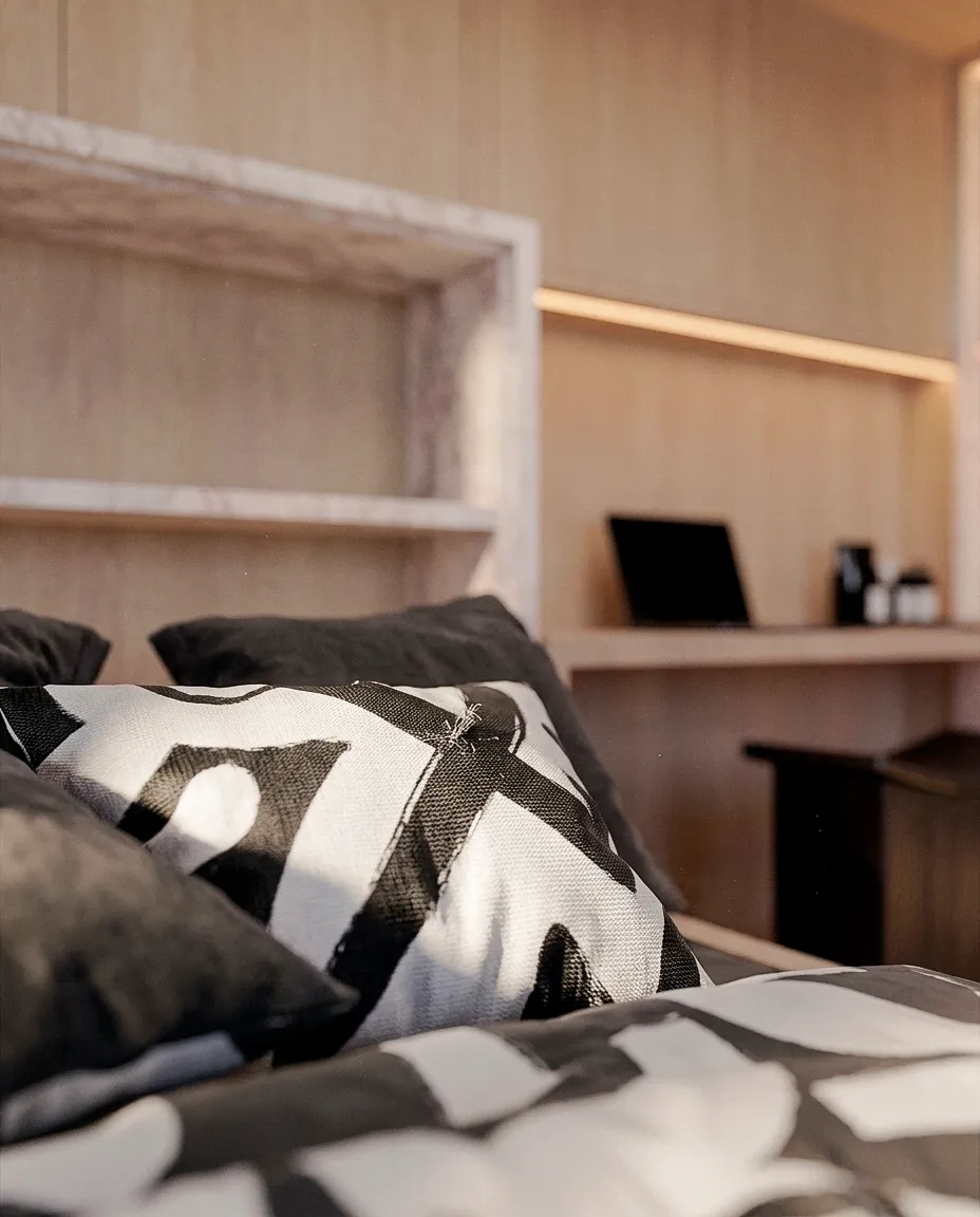 Couchage et bureau réunis dans une alcôve en bois — studio 40 m², Paris