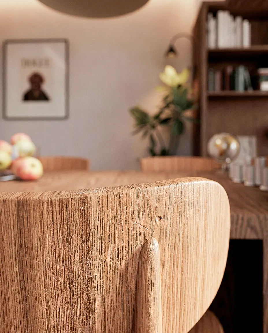 Détail d’une chaise en bois devant le coin repas — appartement 90 m², Lyon