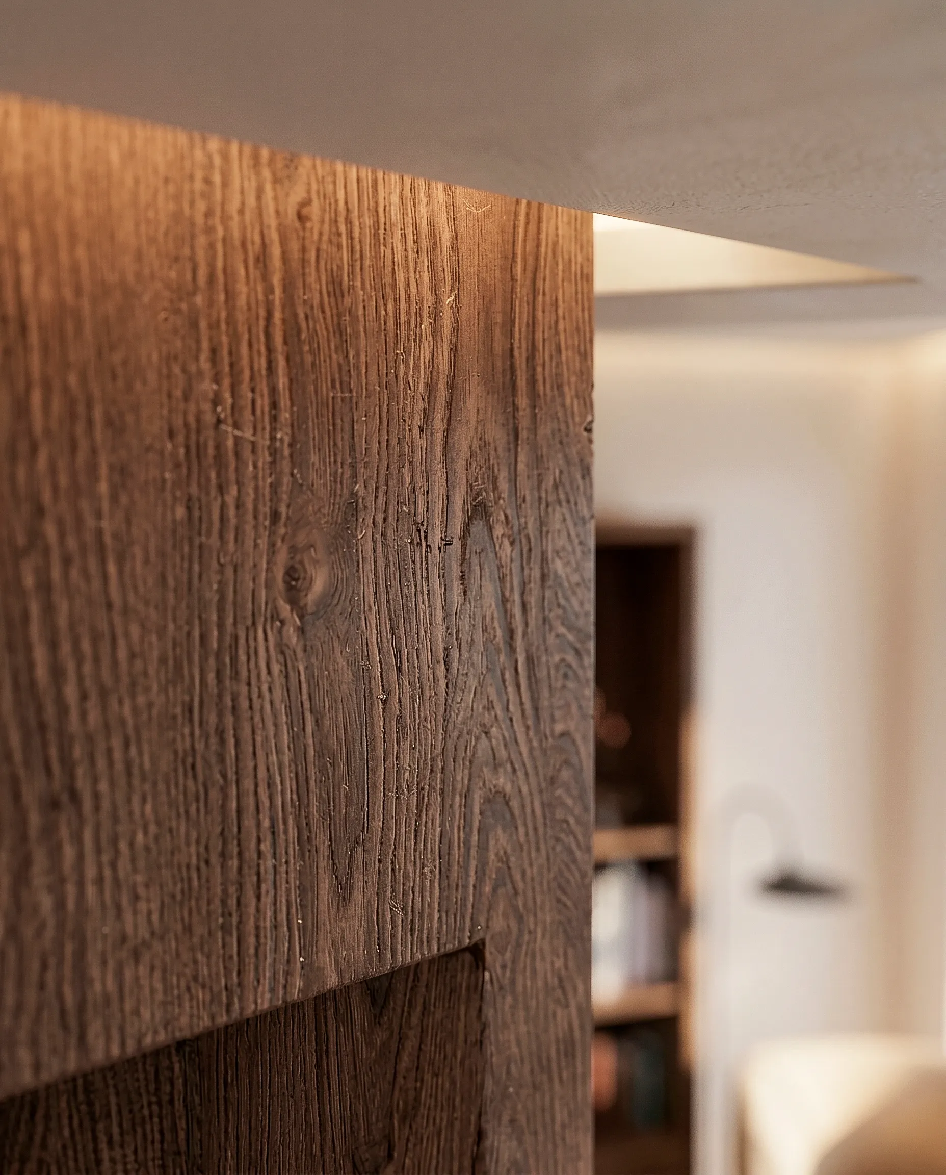 Détail d’une façade de rangement en bois texturé — appartement 90 m², Lyon