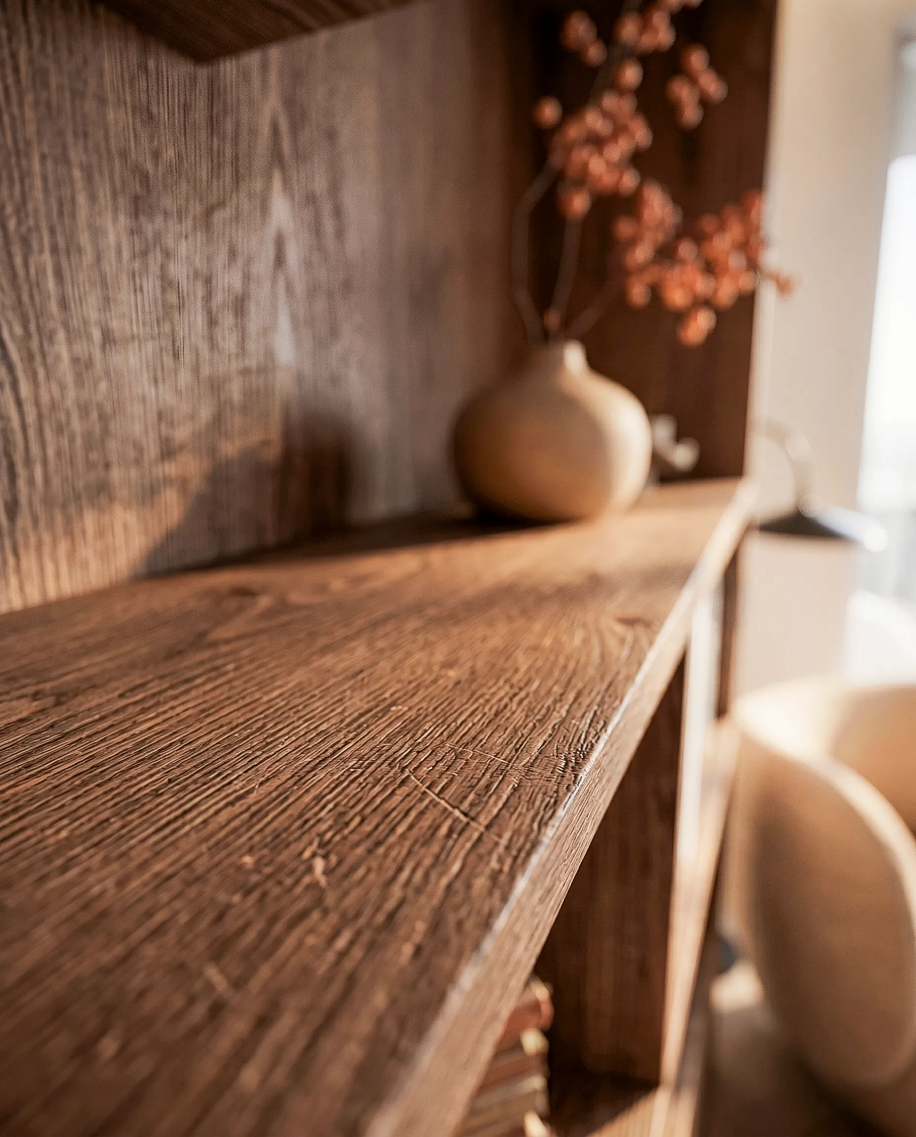 Étagère en bois et niche décorative intégrée — appartement 90 m², Lyon