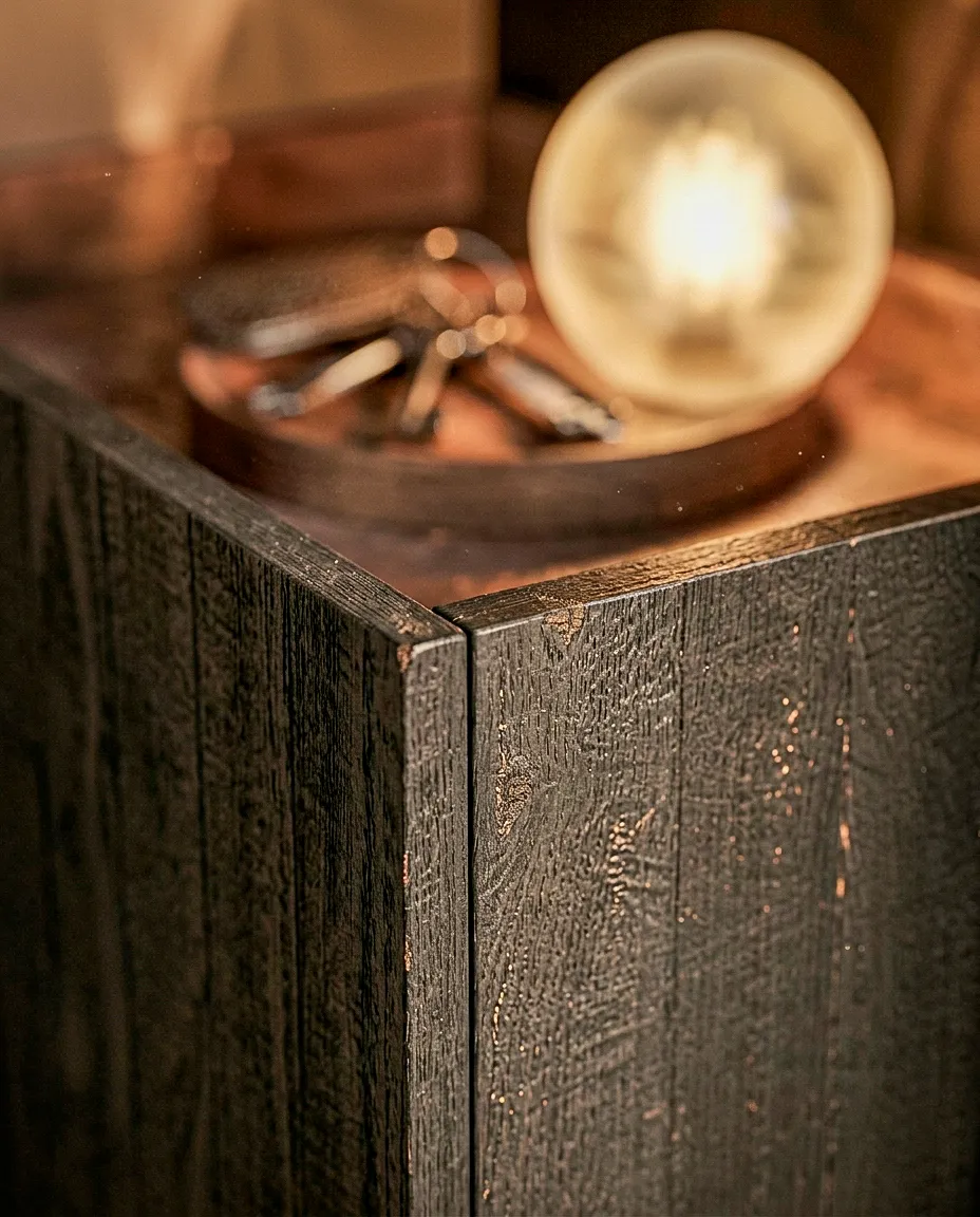Angle d’un meuble en bois sombre et objets décoratifs — appartement 90 m²