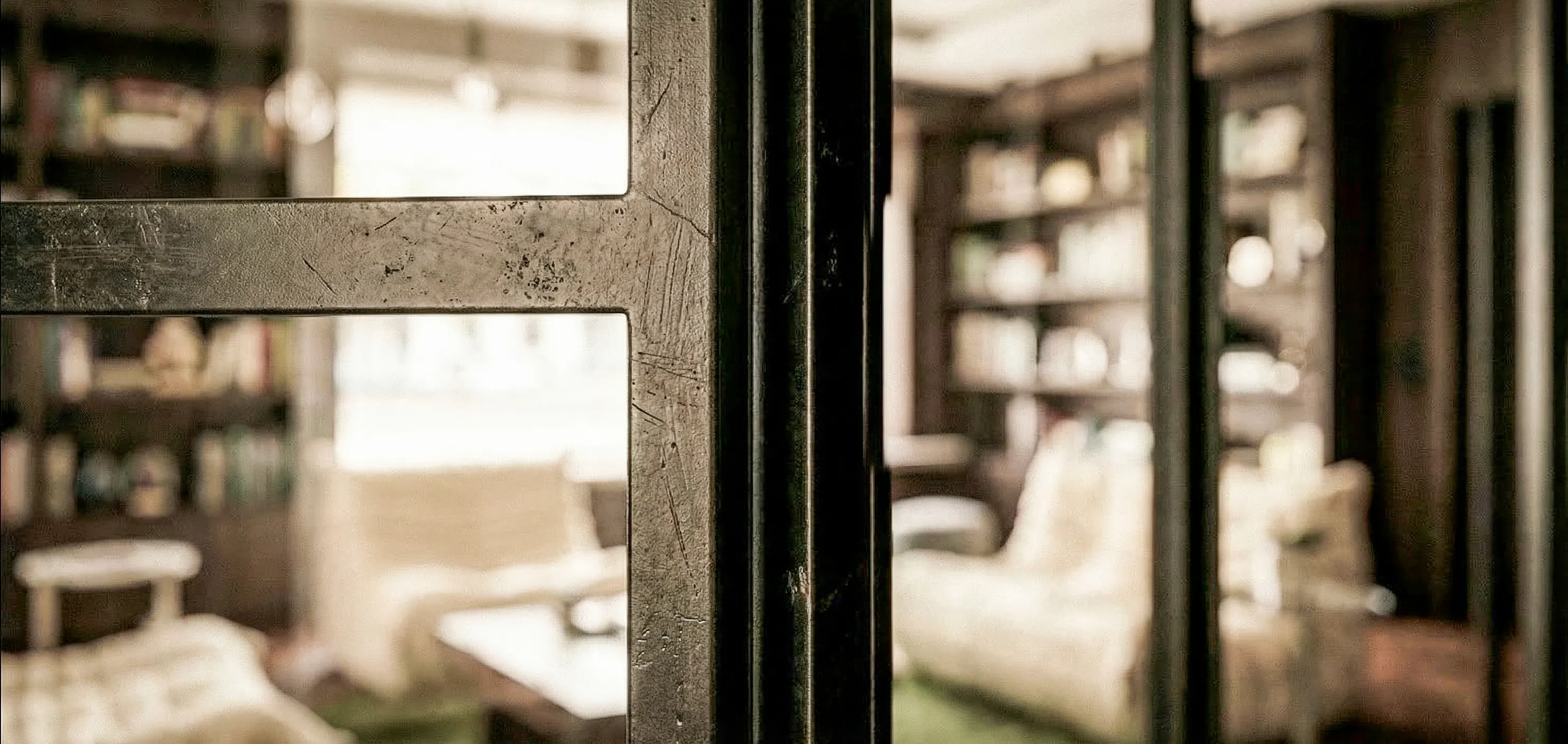 Détail du cadre et des traverses de la verrière intérieure — appartement 160 m², Paris