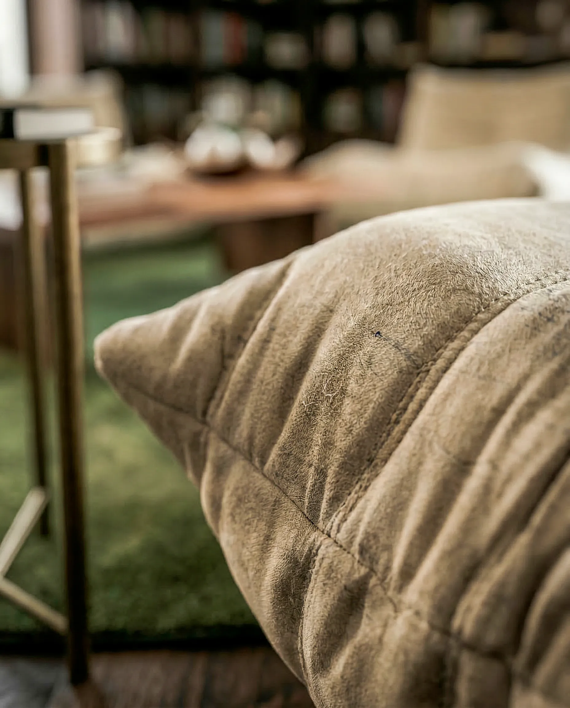 Détail du tissu plissé du canapé clair — appartement 160 m², Paris