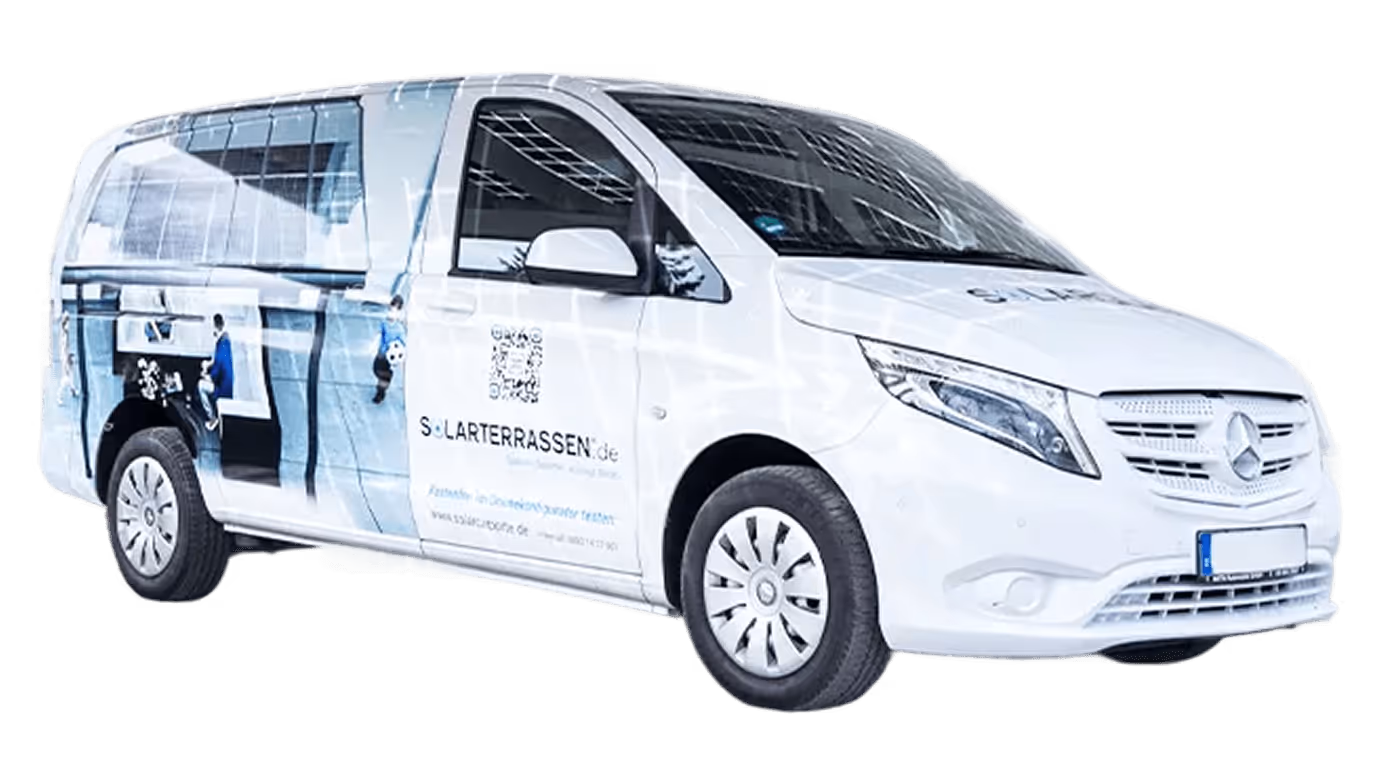 Weißer Mercedes-Van mit Werbung für Solar-Terrassen, QR-Code, und stilisierten Solarmodulen auf der Karosserie.