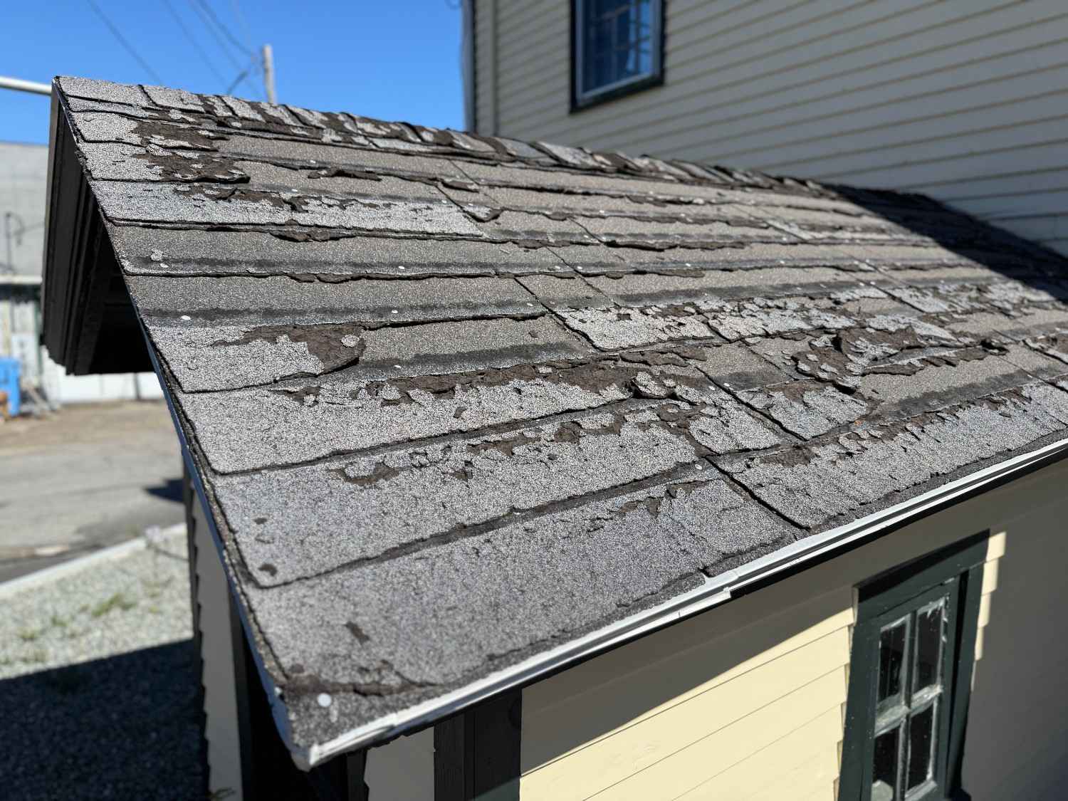 Asphalt shingle roofing materials