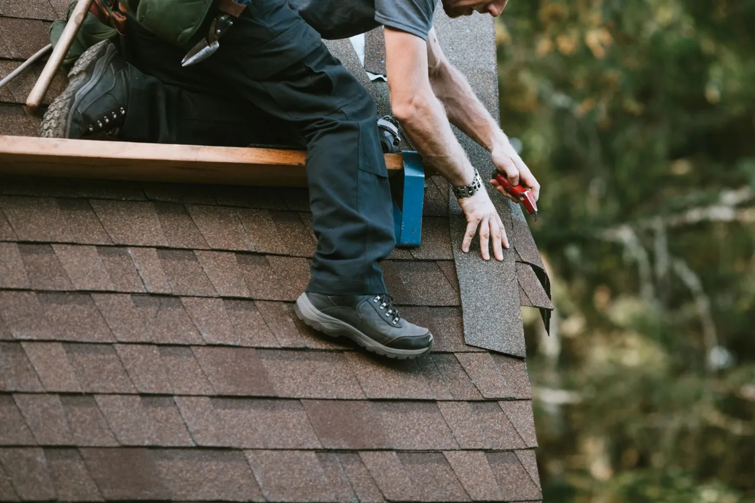 Hiring Local Roofers in Woodland Park
