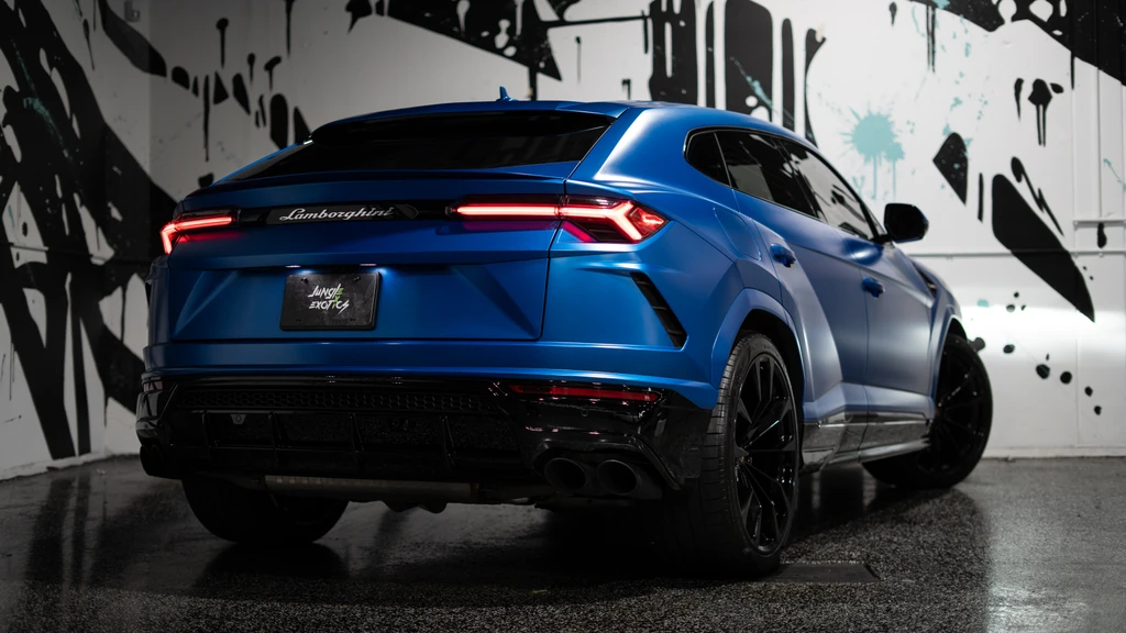 2022 Lamborghini Urus interior Black / White luxury rental