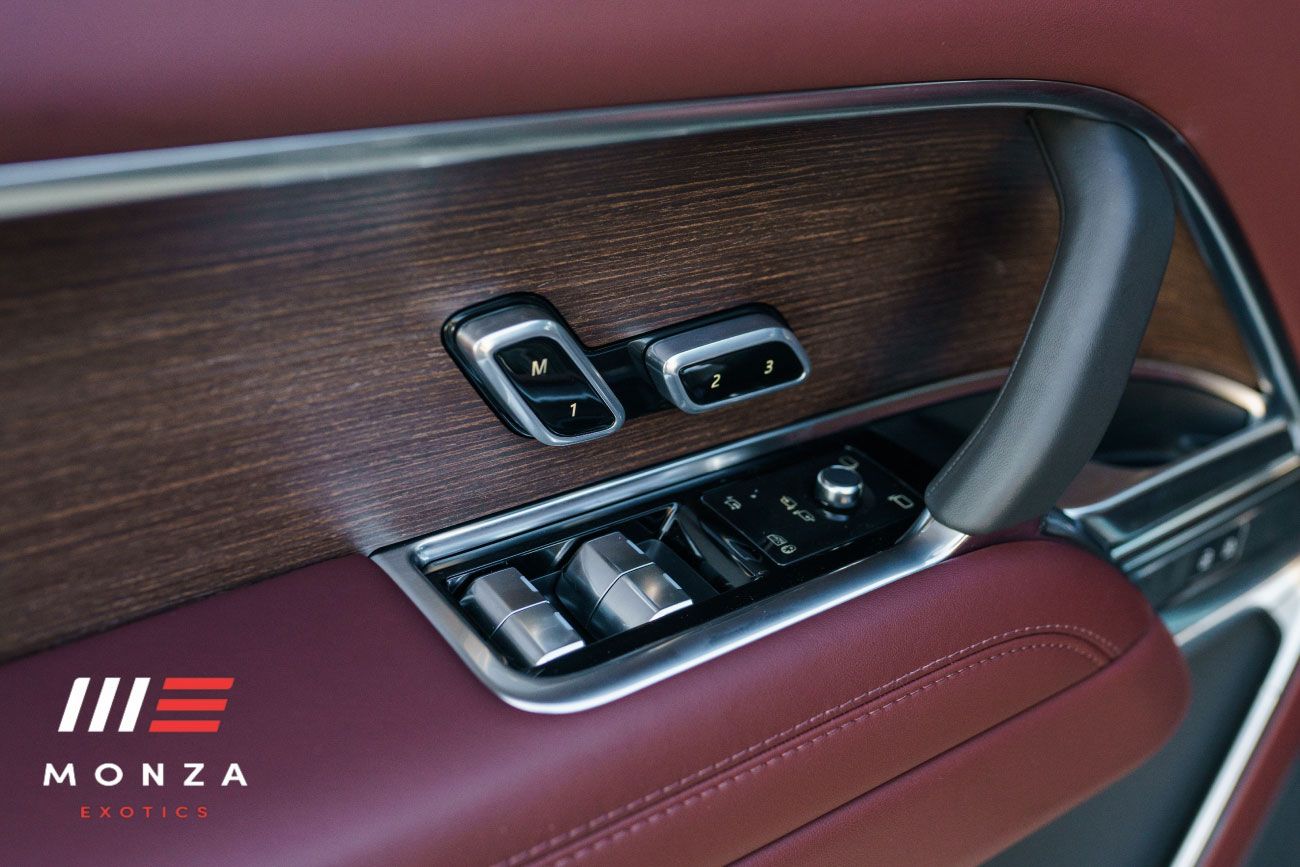 2025 Land Rover Range Rover P400 SE badge detail luxury SUV OC