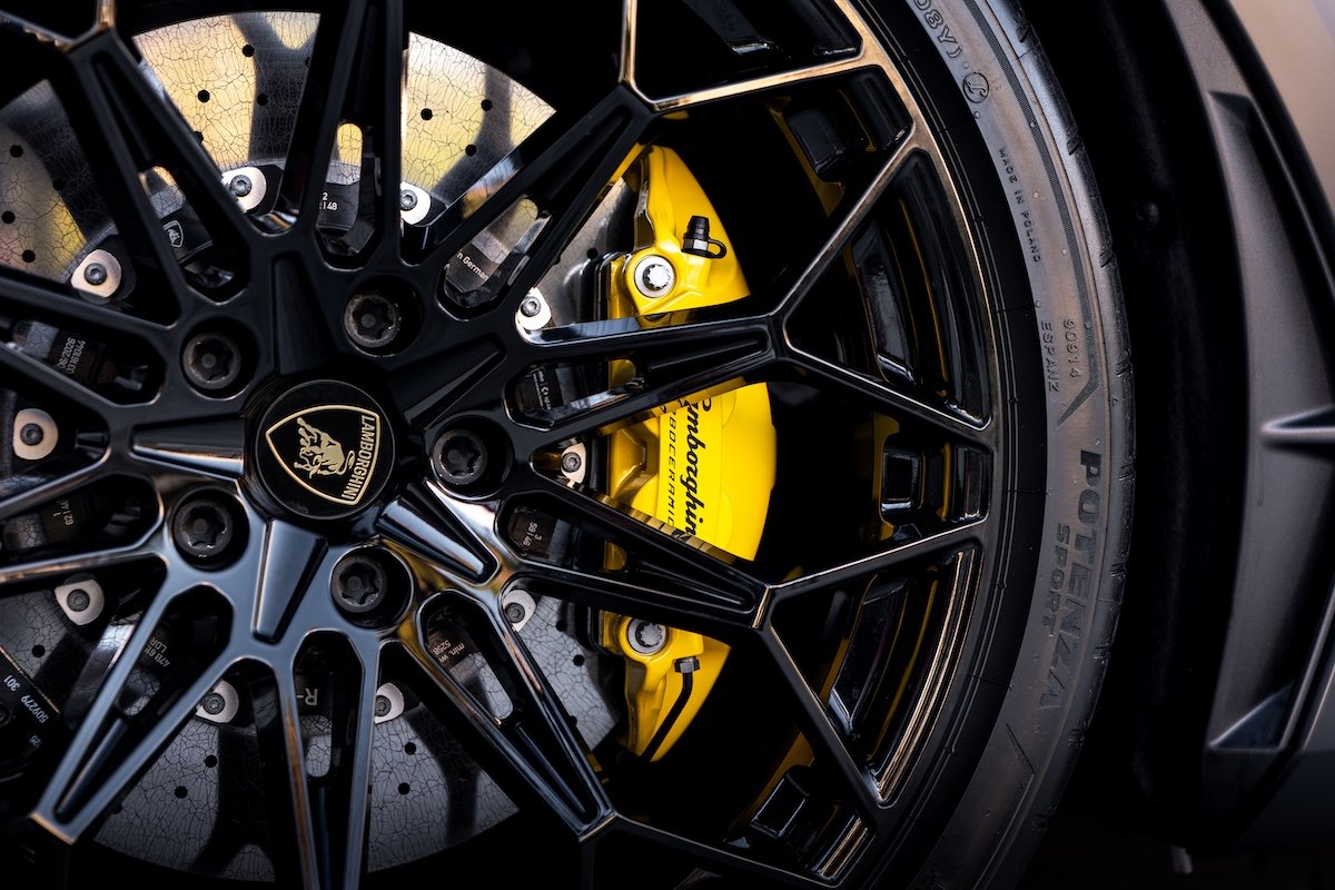 Wheel on the black Lamborghini Temerario rental, a 2 seat hybrid supercar