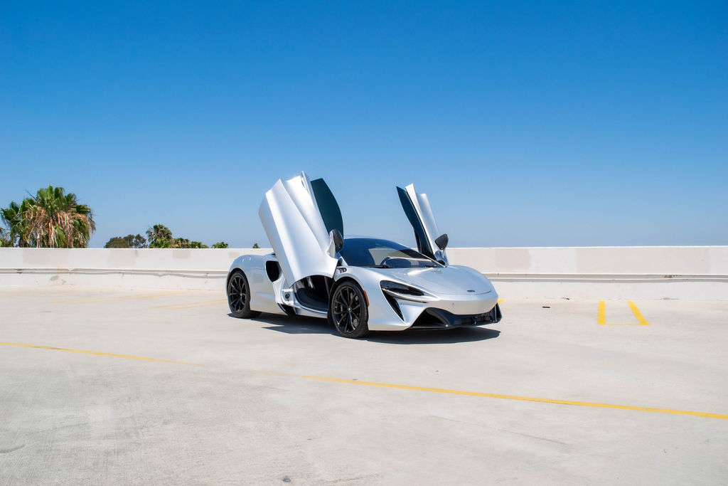Silver McLaren Artura, a 671 hp hybrid V6 supercar to rent in Southern California