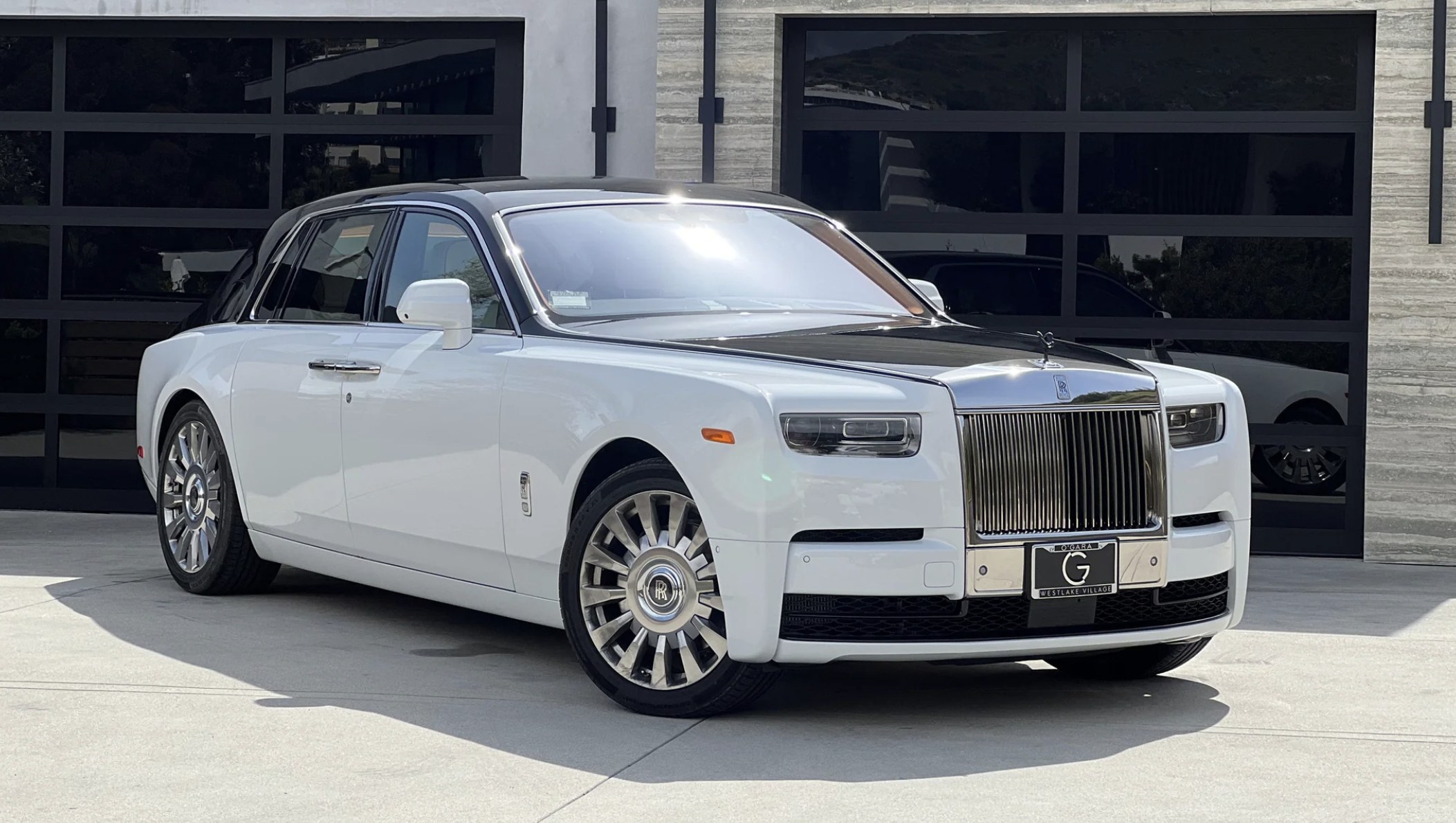 White Rolls Royce Phantom, a 5 seat V12 flagship sedan to rent in Southern California