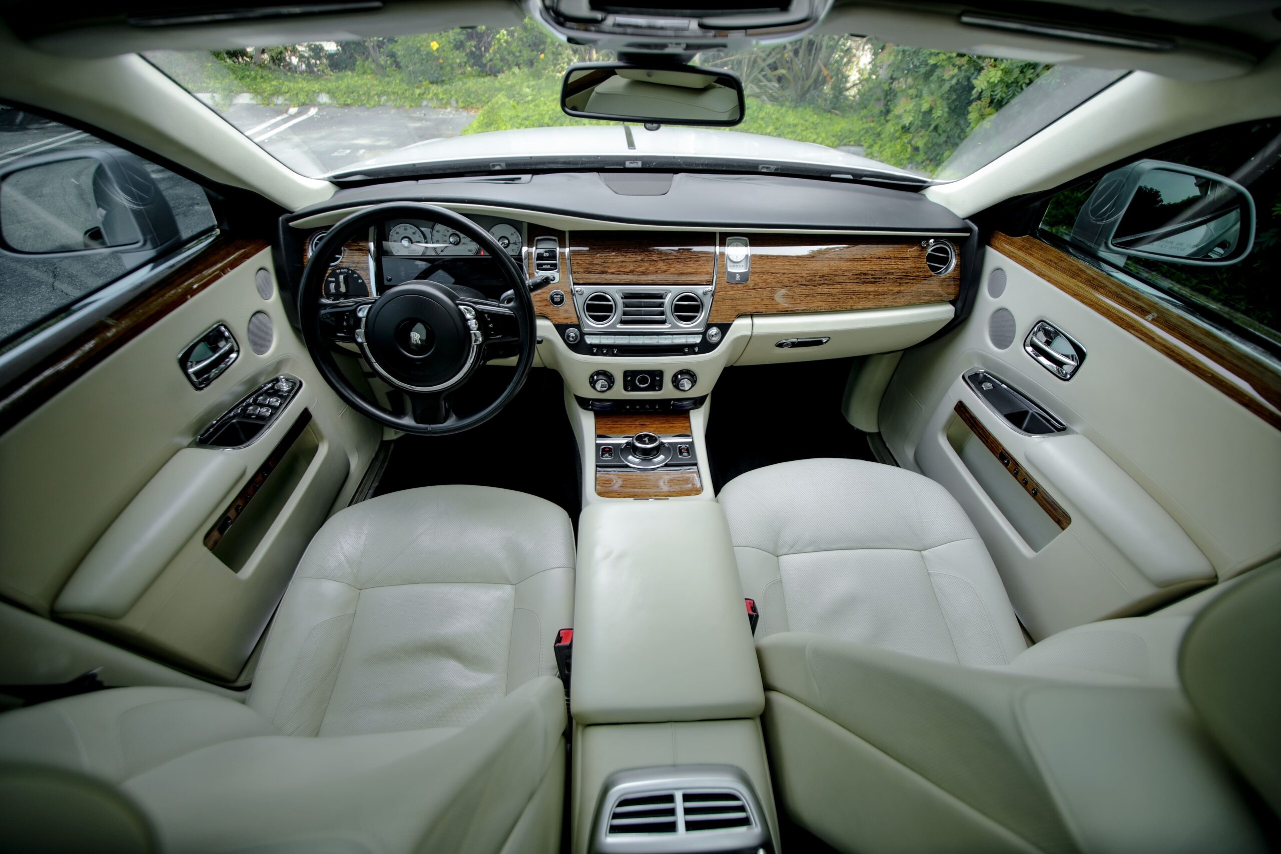 Dashboard of the Rolls Royce Ghost rental, with a Power Reserve gauge in place of a rev counter