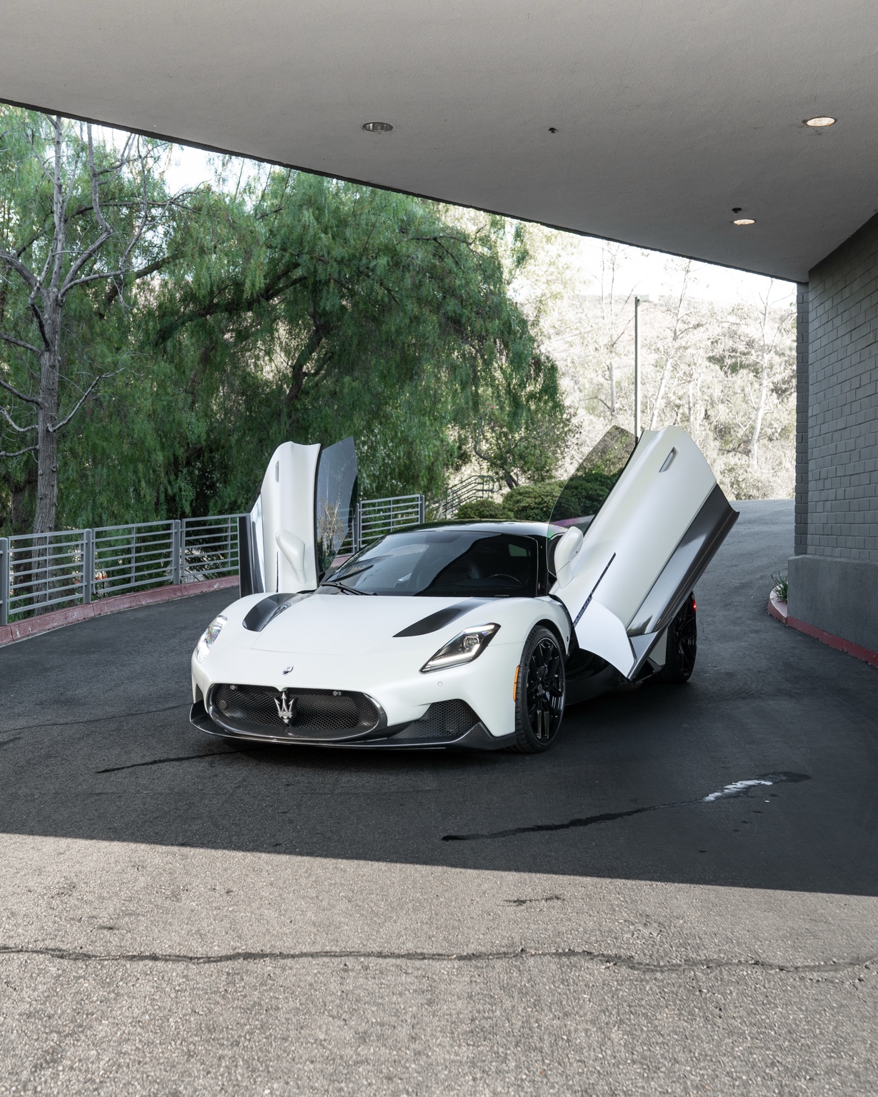 White Maserati MC20, a 621 hp Nettuno V6 supercar to rent in Southern California