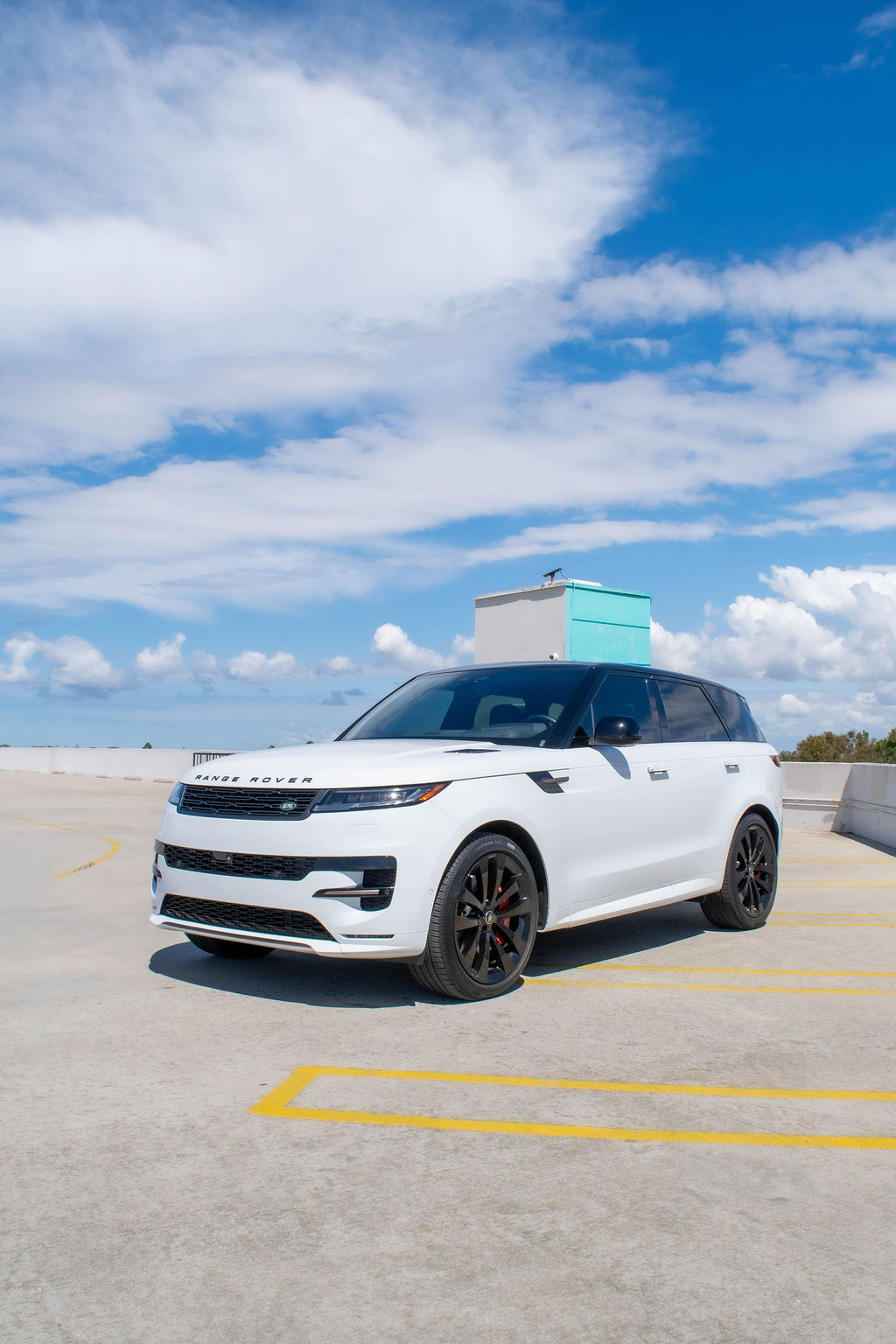 White Range Rover Sport, 5 seats, AWD