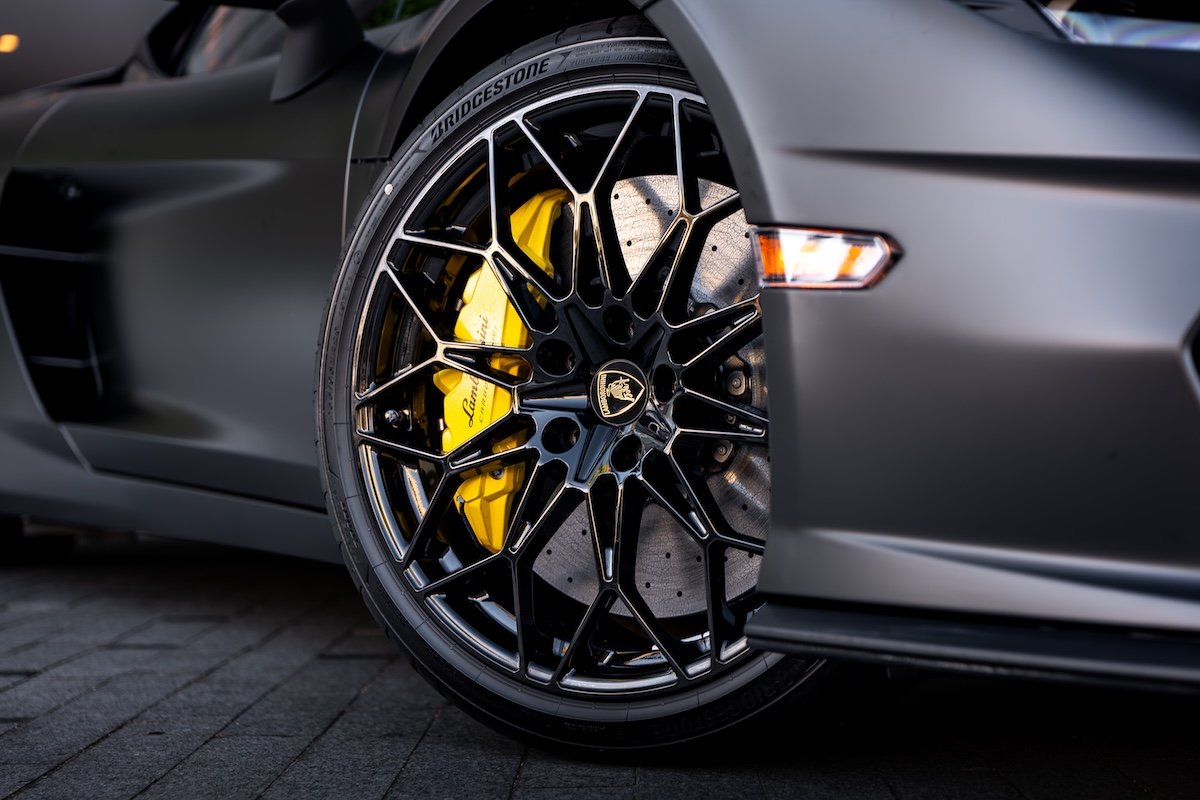 Black Lamborghini Temerario wheel, supercar for rent in Los Angeles