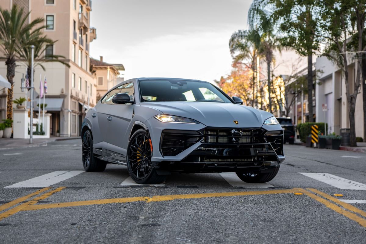 Front three-quarter of the grey Urus SE on a Beverly Hills street with palm trees and a crosswalk