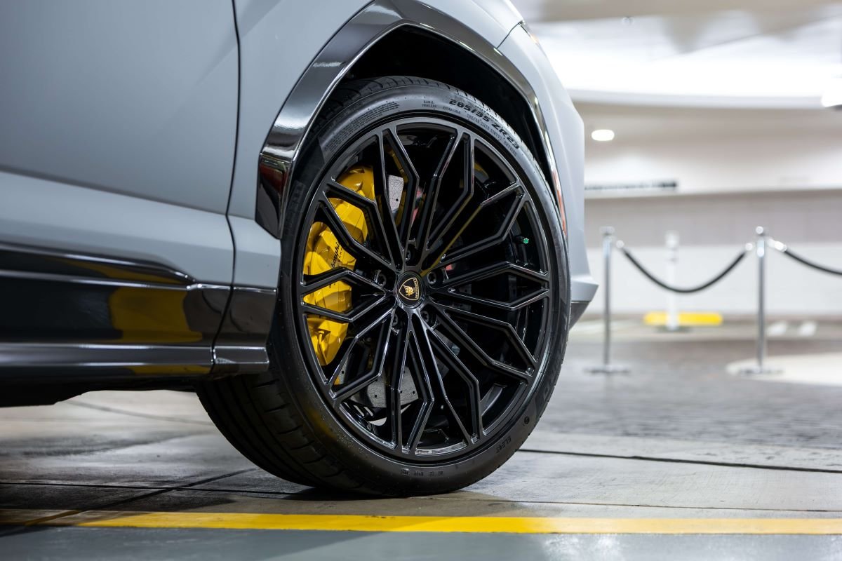 Front wheel of the grey Urus SE, black multi-spoke rim and yellow brake caliper