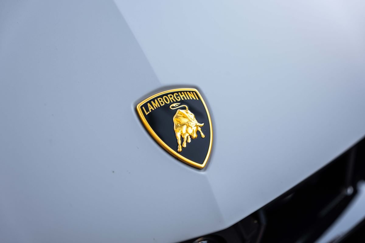 Lamborghini shield badge on the grey hood of the Urus SE, close detail