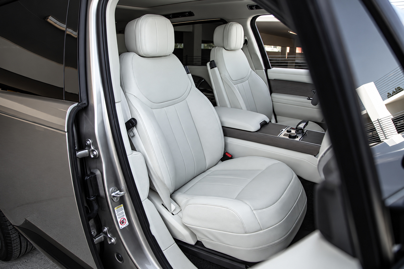Ivory perforated leather front seats in the Range Rover HSE with light wood on the console