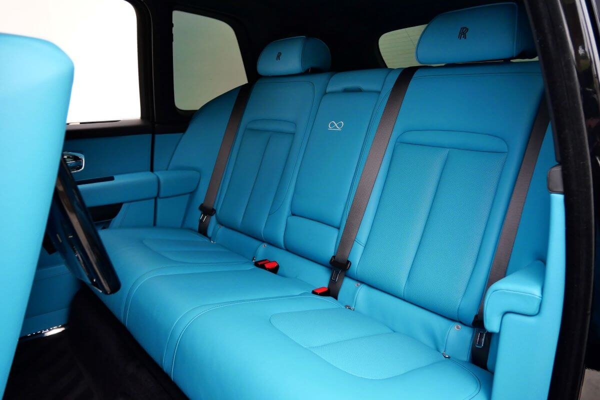 Rear seats of the Black Badge Cullinan in turquoise leather with black piping, Beverly Hills