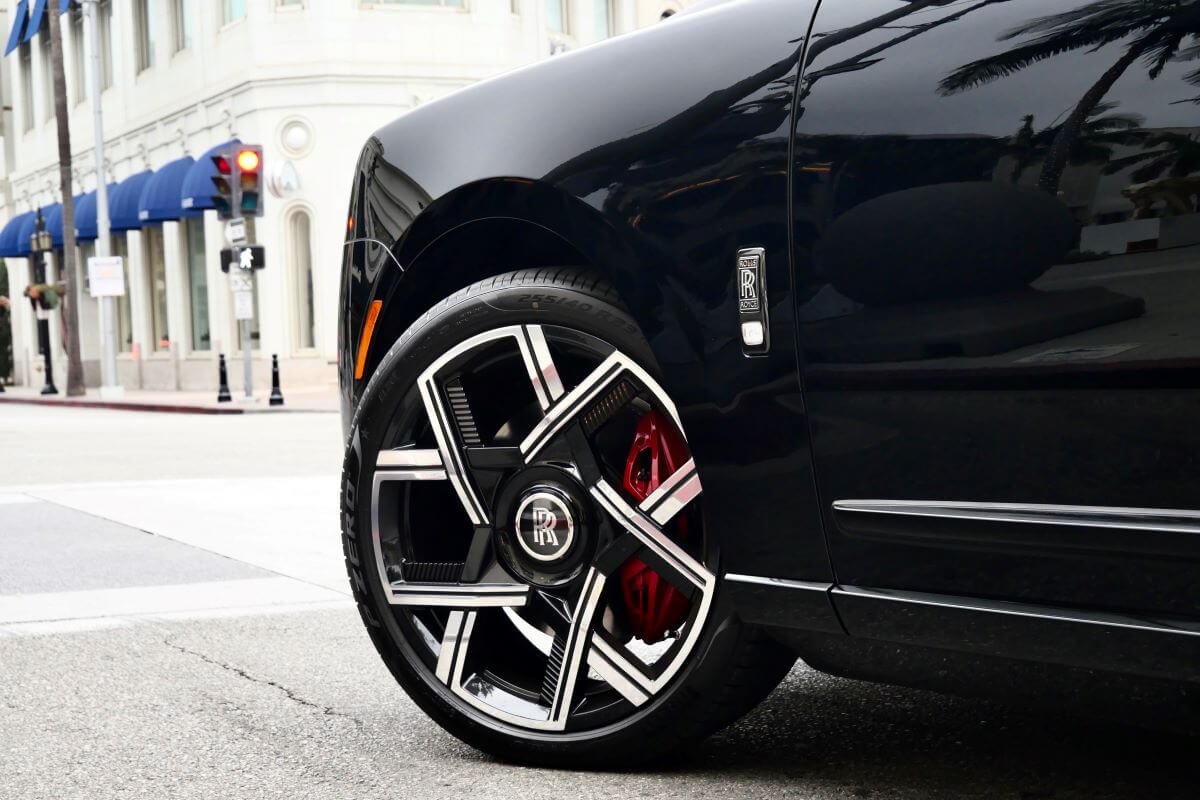 Close-up of the black and silver two-tone wheel and red brake caliper on the Black Badge Cullinan