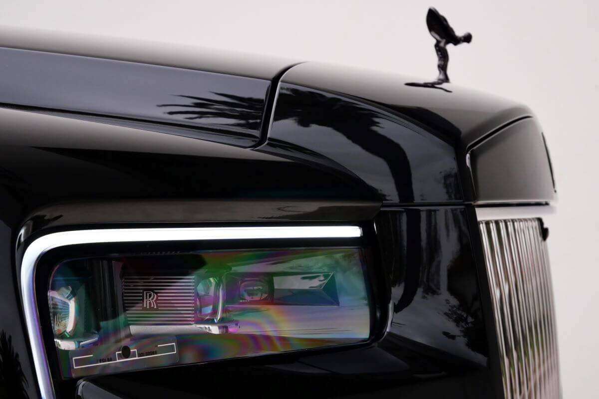 Spirit of Ecstasy on the black hood above the vertical headlight bar of the Cullinan Black Badge Series II
