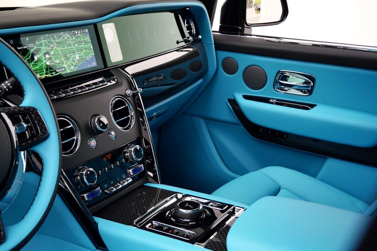 Center console of the Black Badge Cullinan with turquoise leather, carbon trim and the navigation screen