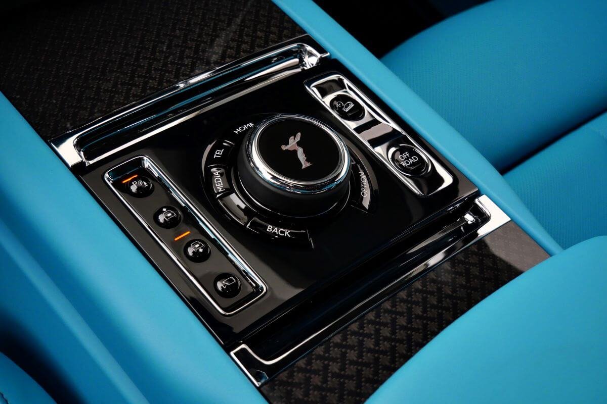 Rotary controller on the Black Badge Cullinan console with the Spirit of Ecstasy etched in the dial