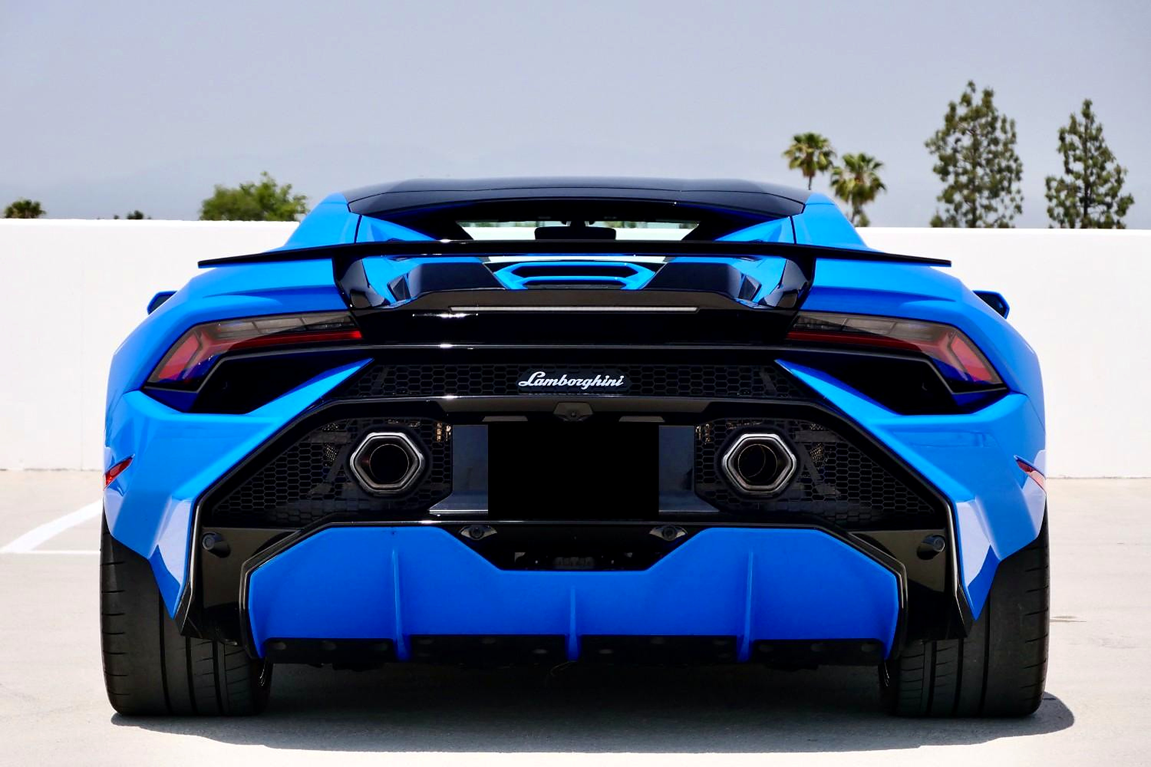 Straight rear view of the Huracan Tecnica, hexagonal exhaust outlets, wing and black diffuser