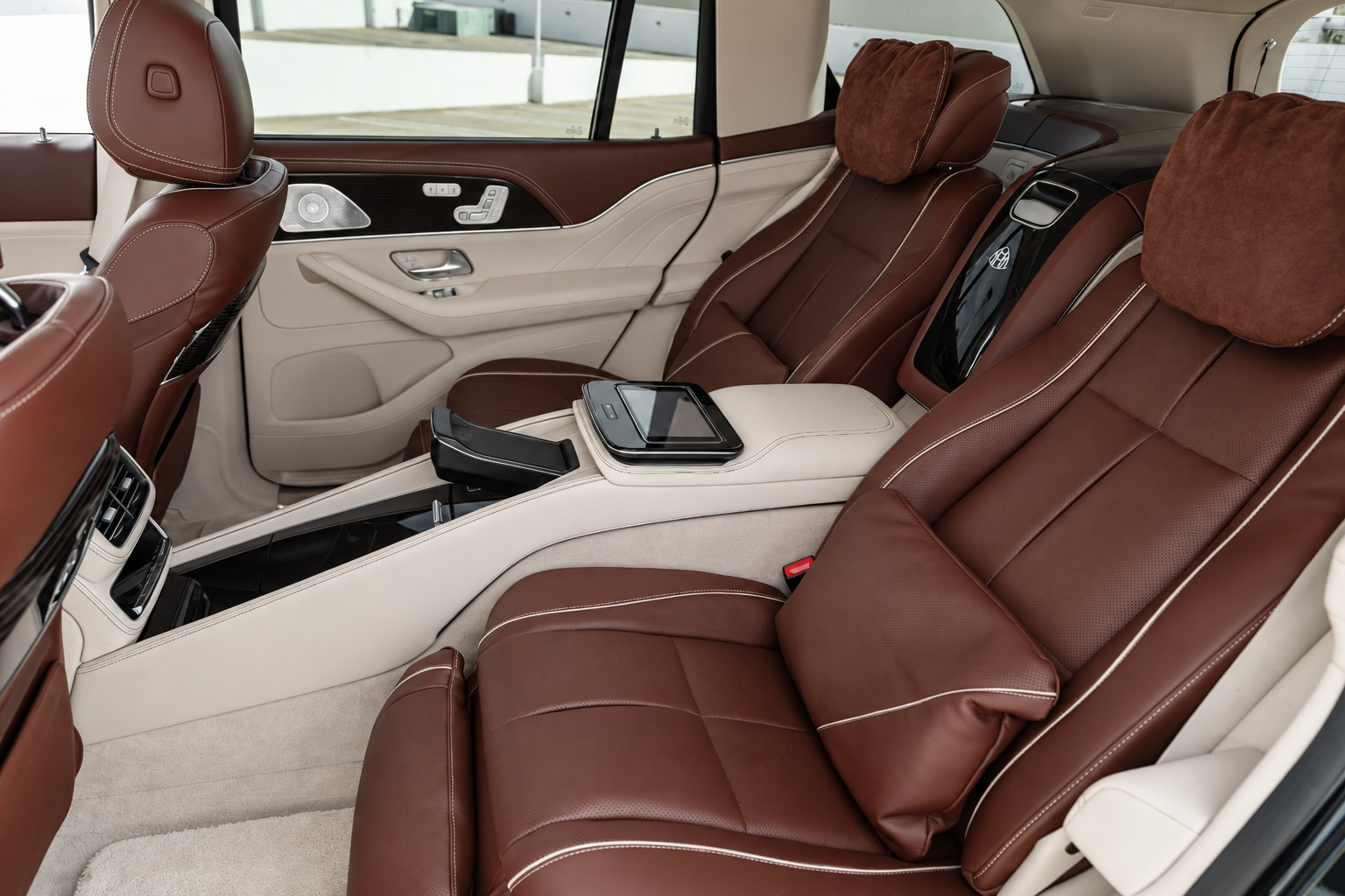 Rear captain chairs of the GLS 600 Maybach in mahogany leather with the centre console and tablet between them