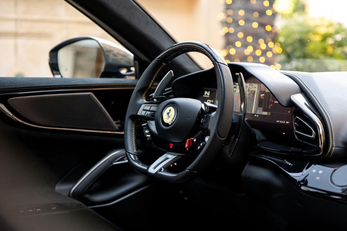 Driver's side of the Purosangue cabin, carbon steering wheel with the Cavallino and the digital display