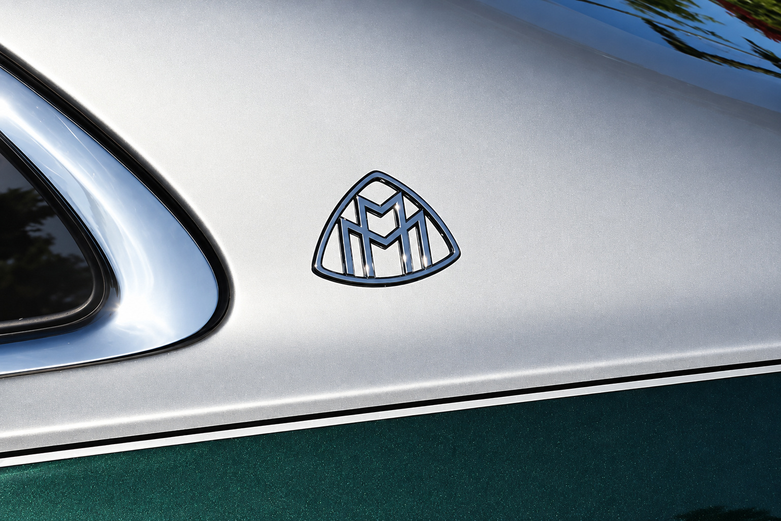 Maybach badge on the silver rear pillar where the two-tone meets the emerald green lower body
