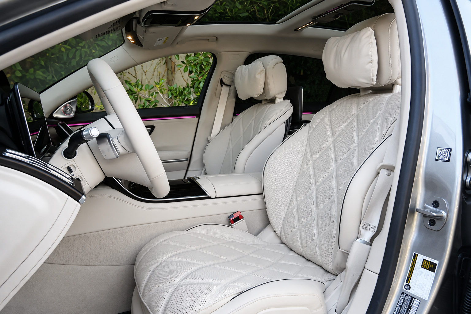 Front seats of the Maybach S580 in cream diamond-quilted leather with the wood dash
