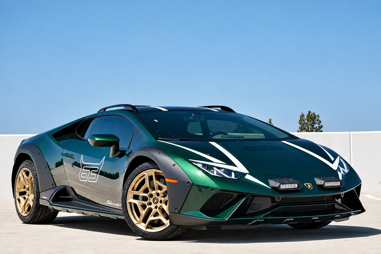 Front three-quarter of the green Huracan Sterrato from the passenger side, roof scoop and roof rails against a blue sky