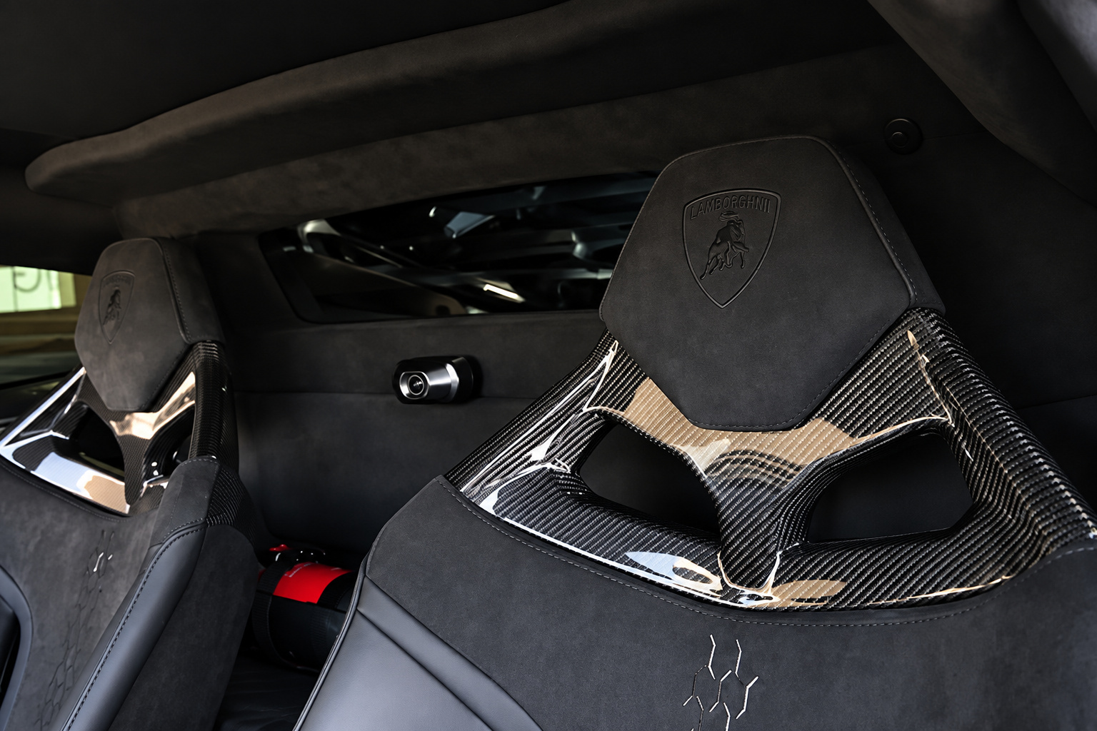 Carbon fibre seat shell on the Huracan Sterrato bucket seat with alcantara trim