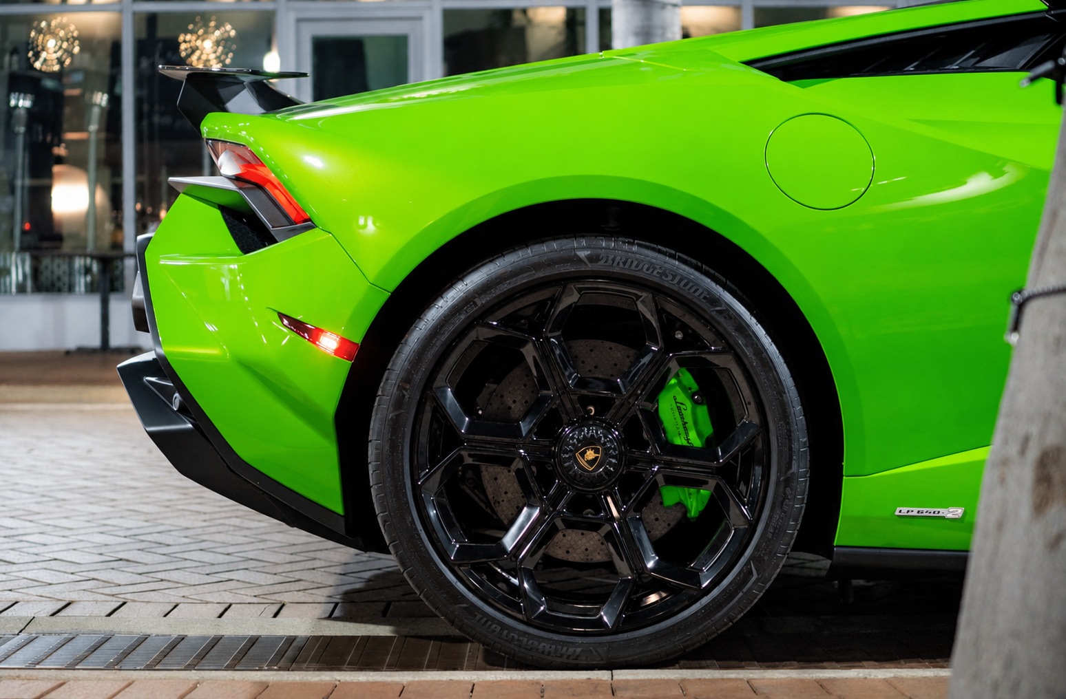 Front wheel of the Huracan Tecnica, black rim with the green brake caliper and the green fender
