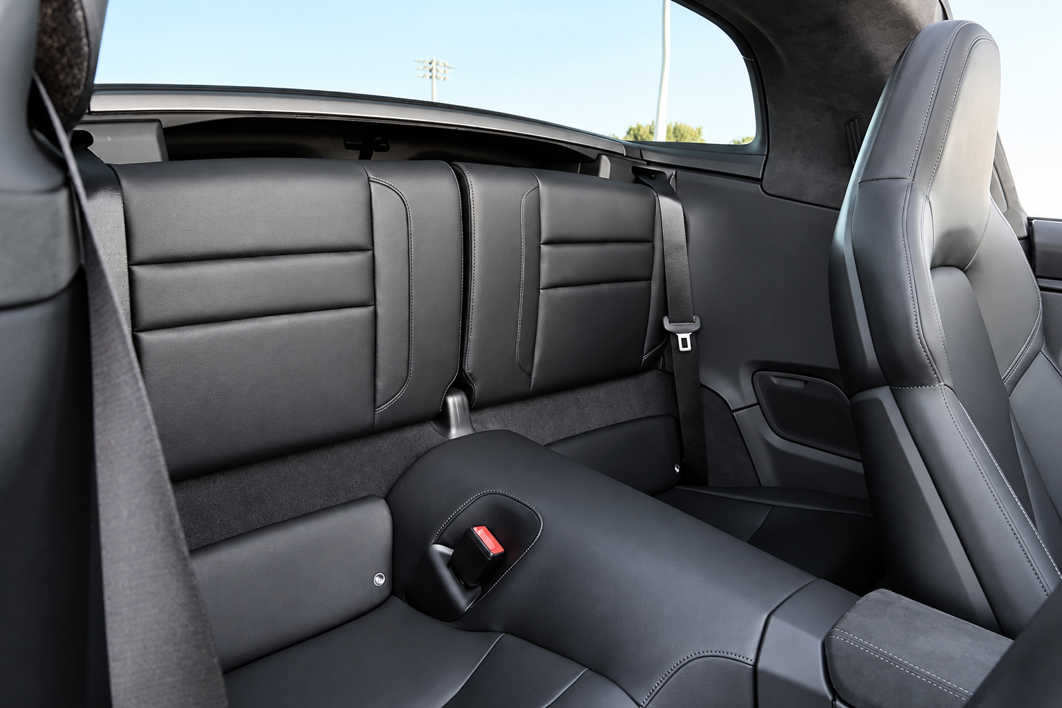 The 2 small rear seats inside the black cabin of the Porsche 911 Targa 4 GTS
