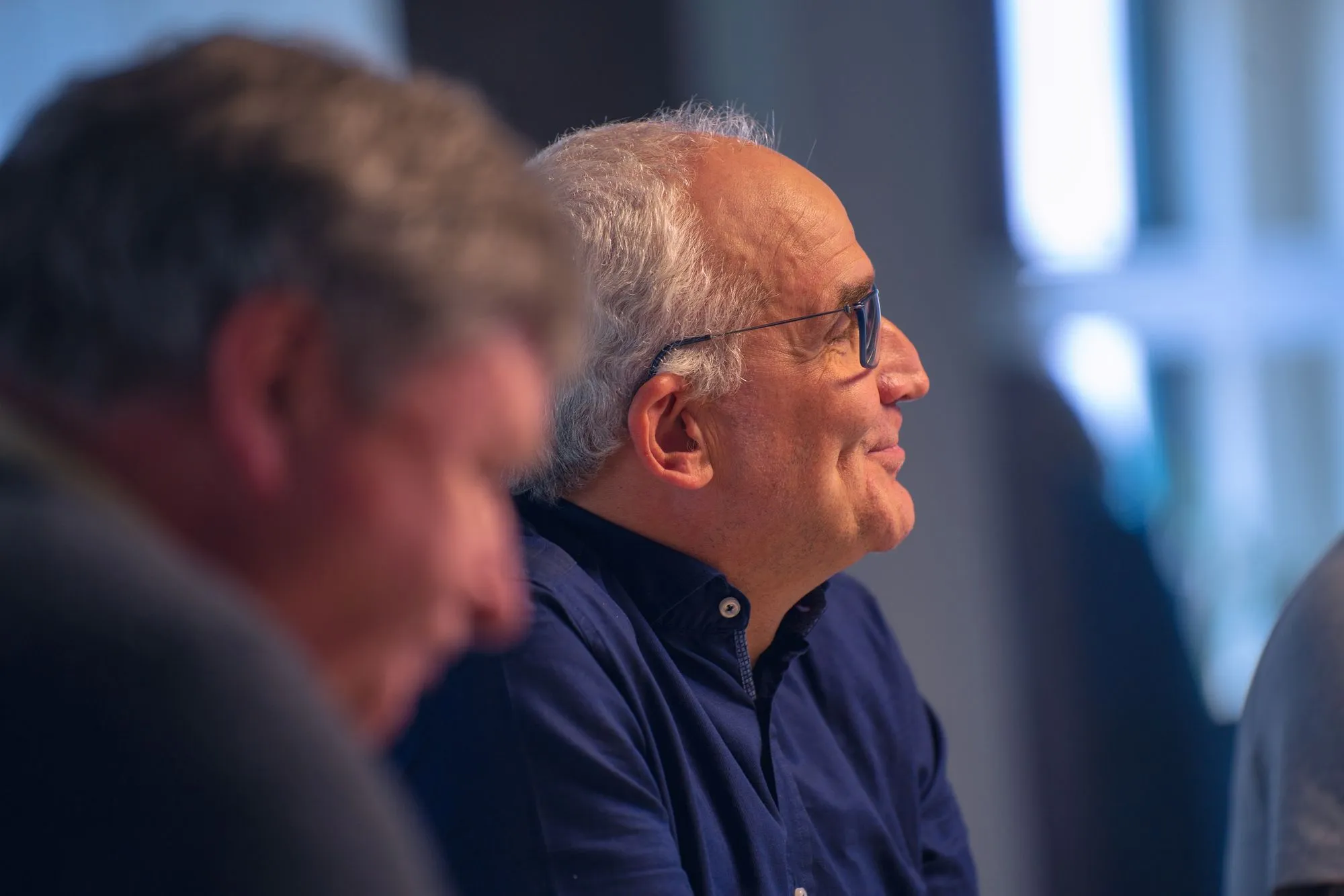 Nahaufnahme eines Mitarbeiters von IB Walther lächelnd im Gespräch.