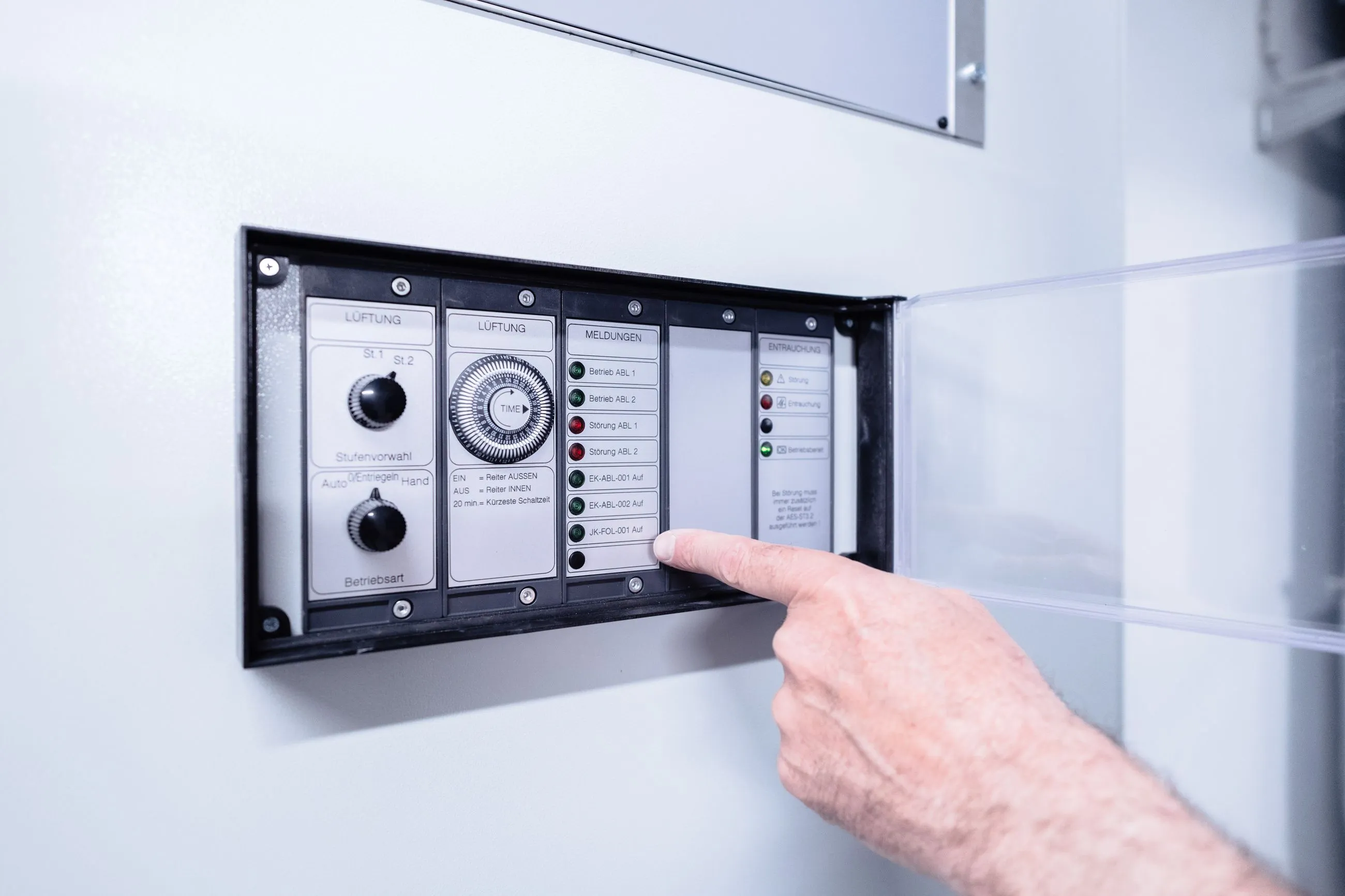 Hand bedient Schalttafel mit Lüftung, Meldungen und Entrauchungskontrollen in einem technischen Gerät.