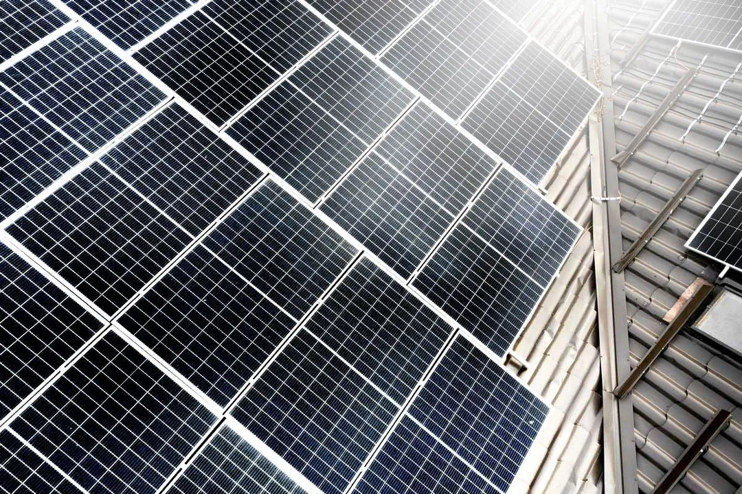 Solarmodule auf einem Dach mit Sonnenlicht, das auf die Panels fällt.
