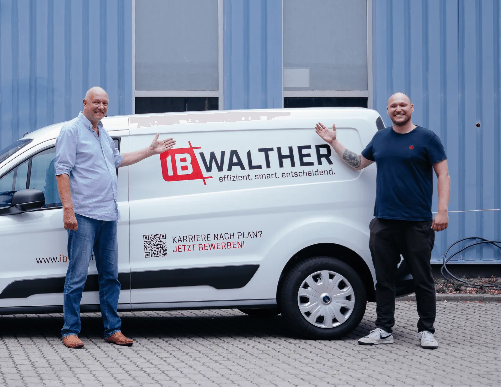 Zwei Männer stehen vor einem weißen Lieferwagen mit dem IB Walther Logo und dem Text 'effizient. smart. entscheidend.'