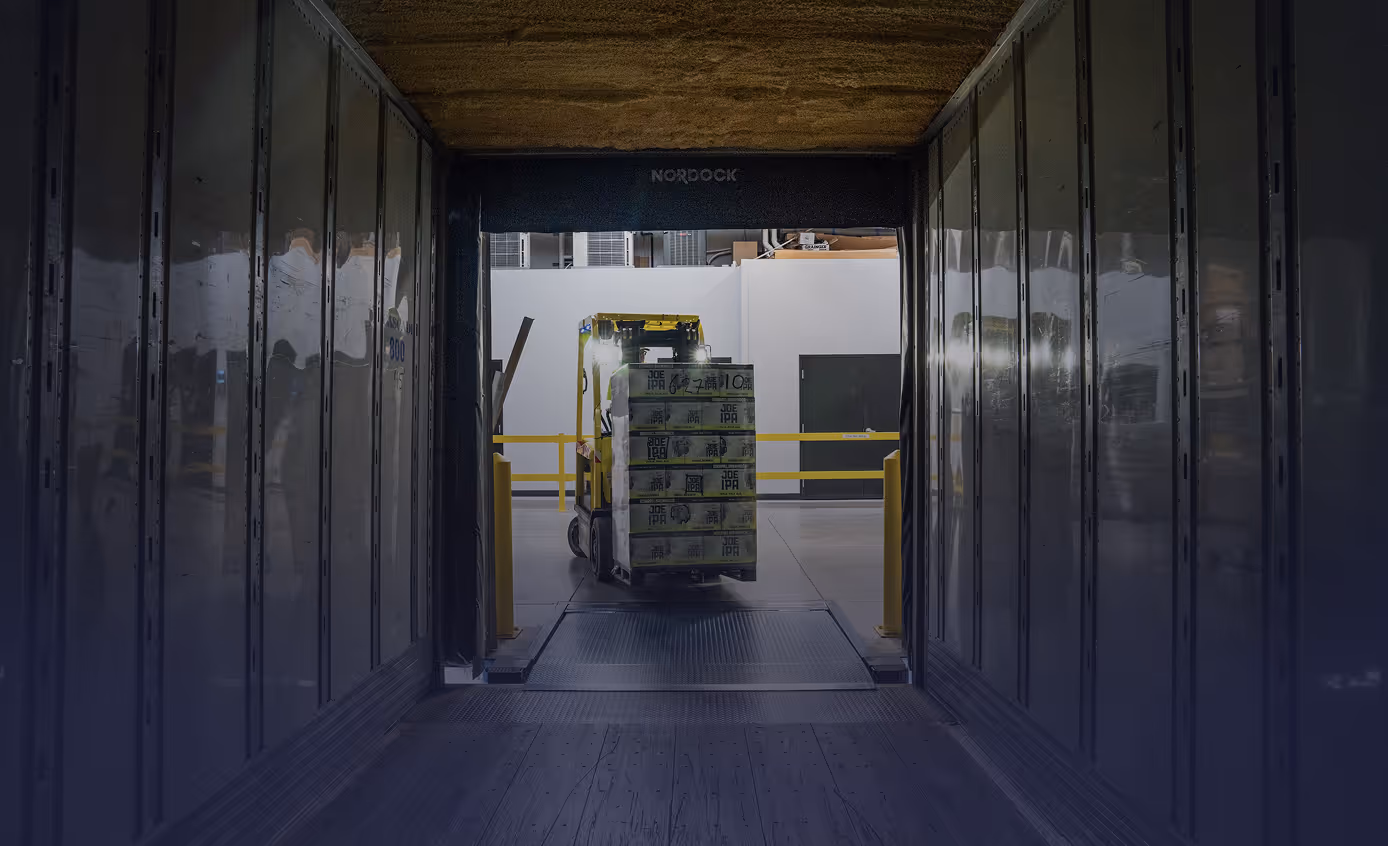 Gabelstapler transportiert Paletten mit JOE IPA-Kartons durch eine Lagerhalle.