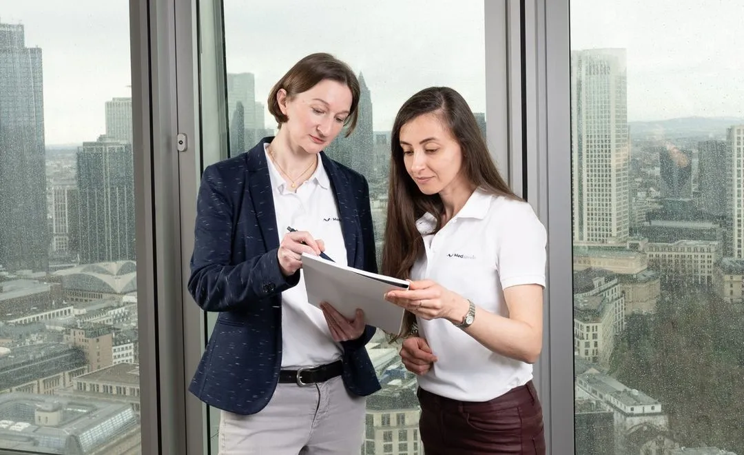 Circular diagram with a central icon of a building labeled 'Unternehmen' and three surrounding icons labeled 'Projektmanagement,' 'Betriebsarzt,' and 'Sicherheitsfachkraft'.