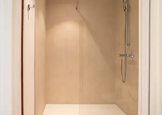 Soléo Prado, douche en chambre d’hôtel à Marseille, salle d’eau moderne dans le 8e arrondissement.
