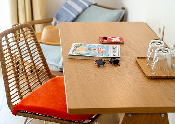 Soléo Prado, lit en chambre d’hôtel à Marseille Prado, ambiance chaleureuse dans le 8e arrondissement.