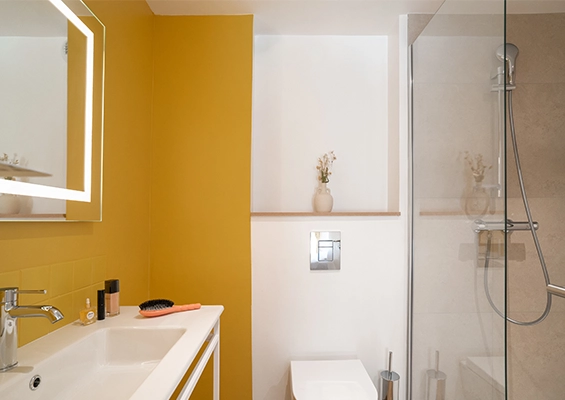 Soléo Prado, salle de bain d’hôtel à Prado Marseille, douche et lavabo soignés près du boulevard de Louvain.