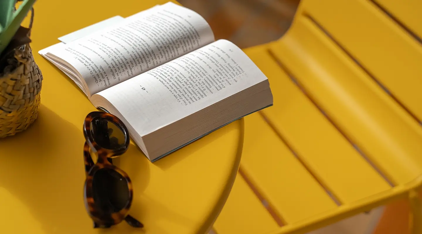 Soléo Prado, book placed on a table on the balcony in Marseille, overlooking the Prado district.